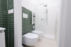 Shower, hair dryer, towels, soap - The rose of pyramid (Rome)