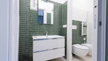 Dusche, Haartrockner, Handtücher, Seife