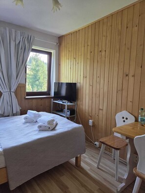 1 dormitorio, tabla de planchar con plancha, wifi y ropa de cama