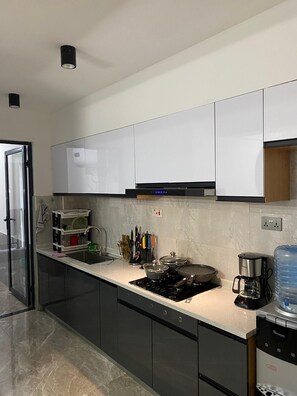 Private kitchen - Charming 2 -bedroom apartment in delightful Nairobi with fitness room (Nairobi)