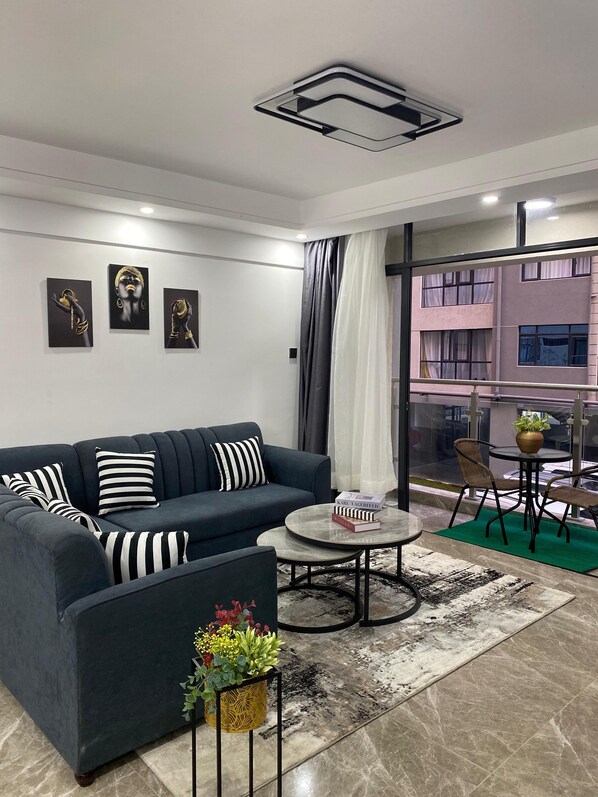 Living area - Charming 2 -bedroom apartment in delightful Nairobi with fitness room (Nairobi)