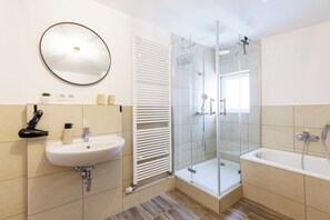 Shower, hair dryer, towels, soap - PrimeLoft "Above the rooftops" - Balcony - Old town - Families & groups - View (Goslar)