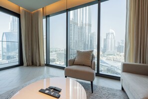 Appartement Luxe, balcon, vue ville | Coin séjour | TV connectée de 55 pouces avec chaînes numériques
