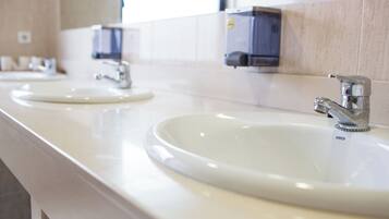 Habitación estándar con 2 camas individuales, vistas al valle | Baño | Ducha y bañera combinadas, toallas, jabón y champú