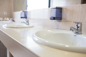 Camera Standard con 2 letti singoli, vista valle | Bagno | Combinazione doccia/vasca, asciugamani, sapone, shampoo