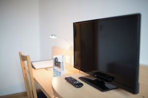 Standaard Twin kamer, uitzicht op vallei | Een kluis op de kamer, een bureau, een laptopwerkplek