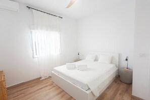 4 bedrooms, iron/ironing board, free WiFi, bed sheets