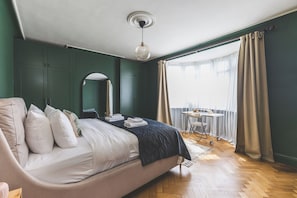 2 habitaciones, tabla de planchar con plancha y cuna de viaje