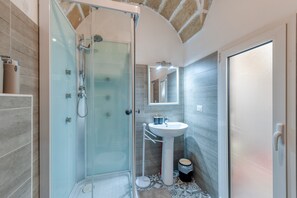 Shower, hair dryer, towels - Apartment 'Ecce35 Stay' with Wi-Fi and Air Conditioning (Lecce)