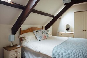 Escritorio, tabla de planchar con plancha, cuna de viaje y wifi 