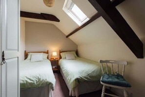 Escritorio, tabla de planchar con plancha, cuna de viaje y wifi 