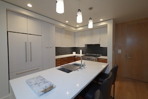 Geladeira, micro-ondas, fogão, cooktop