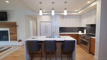 Coffee/tea maker, fridge, microwave, oven