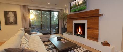 Smart TV, fireplace