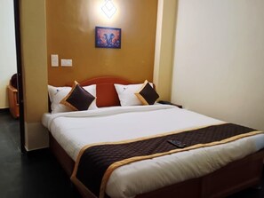 In-room safe, desk, free WiFi