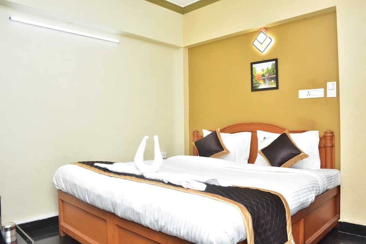 In-room safe, desk, free WiFi