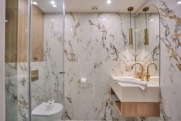 Dusche, Haartrockner, Shampoo
