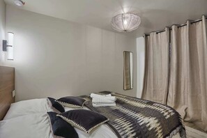 1 habitación, tabla de planchar con plancha, cuna de viaje y wifi 