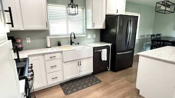 Kylskåp, mikrovågsugn, ugn och spishäll