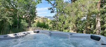 Pineview Hideaway Salt Water Hot Tub In-Law Suite w Fitness Room
