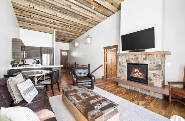 Una televisión, una chimenea, una oficina