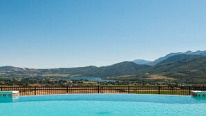 Une piscine avec une vue sur les montagnes en arrière-plan.
