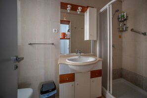 Dusch, hårtork och handdukar