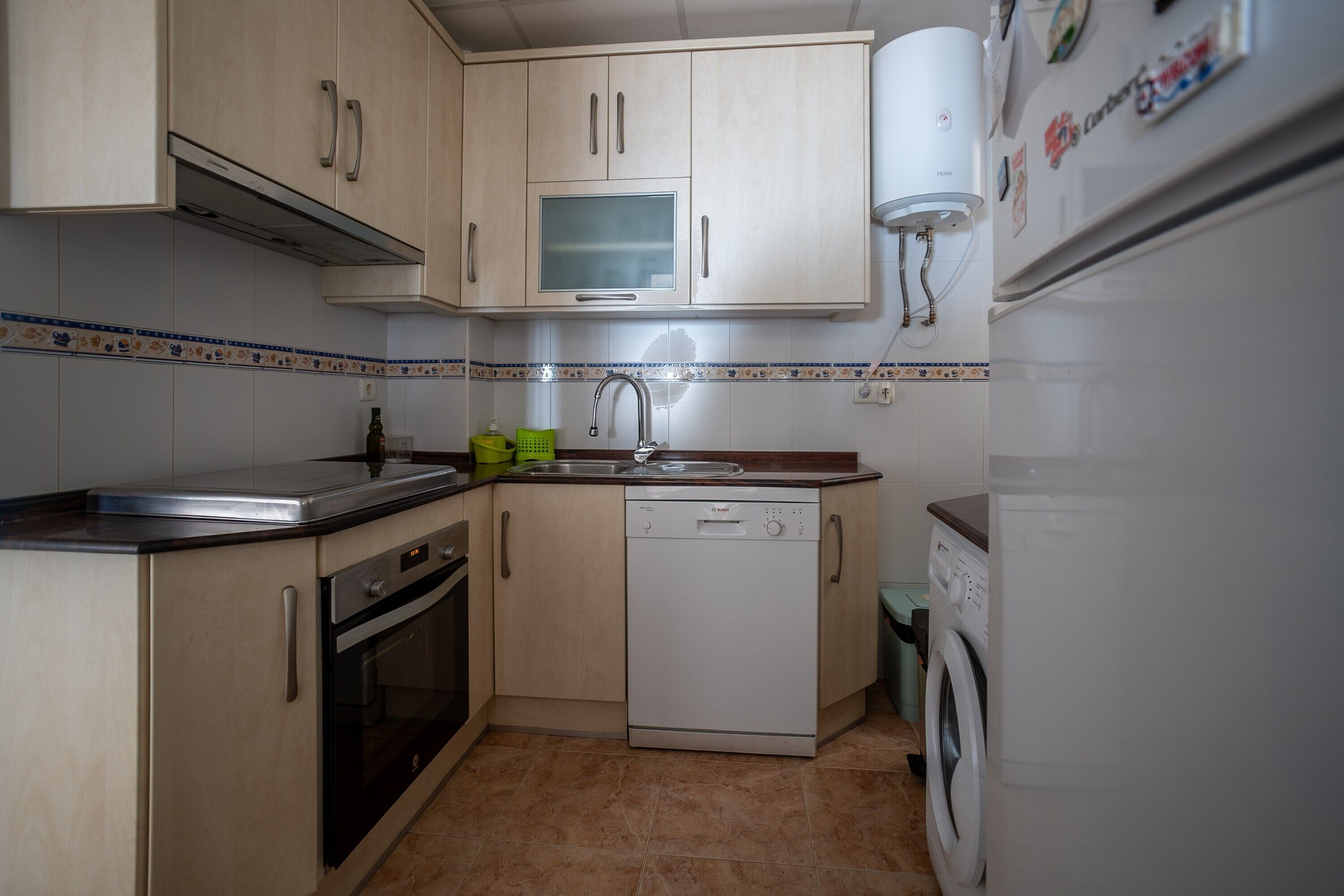 Een koelkast, een microgolfoven, een oven, een kookplaat