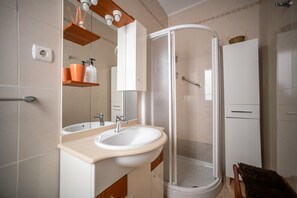 Dusche, Haartrockner, Handtücher
