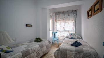 3 habitaciones, tabla de planchar con plancha, wifi y ropa de cama