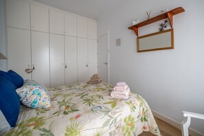 3 slaapkamers, een strijkplank/strijkijzer, wifi, beddengoed