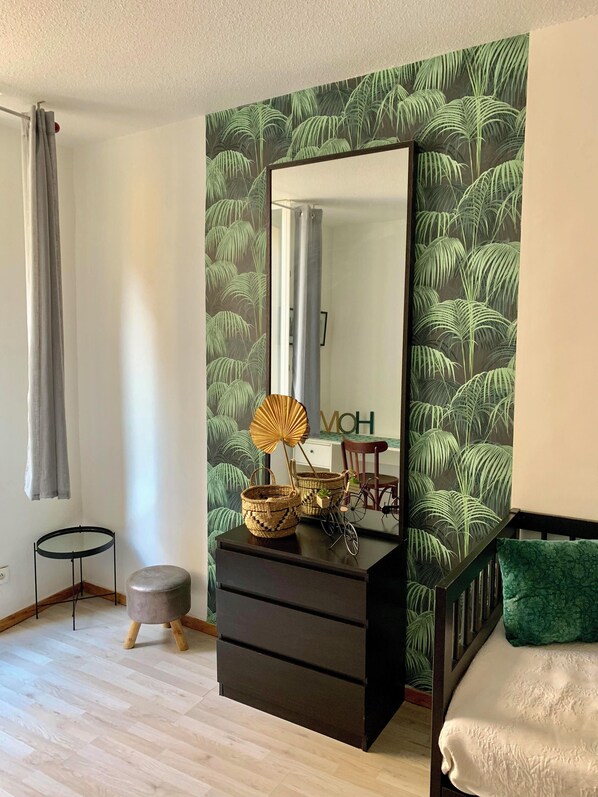 1 habitación, tabla de planchar con plancha, wifi y ropa de cama