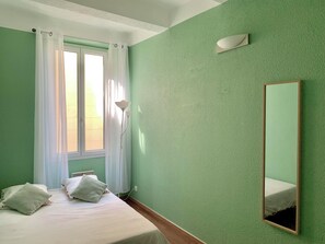 1 bedroom, iron/ironing board, WiFi, bed sheets - Apartment in the heart of the "panier", pedestrian zone, 5 minutes from the Old Port and Mucem (Marseille)