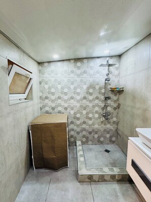 Haartrockner, Handtücher, Seife, Toilettenpapier