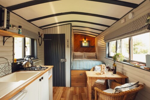 Modern & Inviting Shepherd`s Hut Near Pembrokeshire Coast