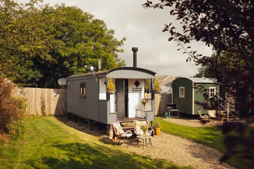 Modern & Inviting Shepherd`s Hut Near Pembrokeshire Coast