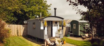 Modern & Inviting Shepherd`s Hut Near Pembrokeshire Coast
