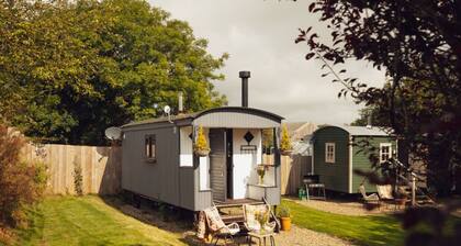Modern & Inviting Shepherd`s Hut Near Pembrokeshire Coast