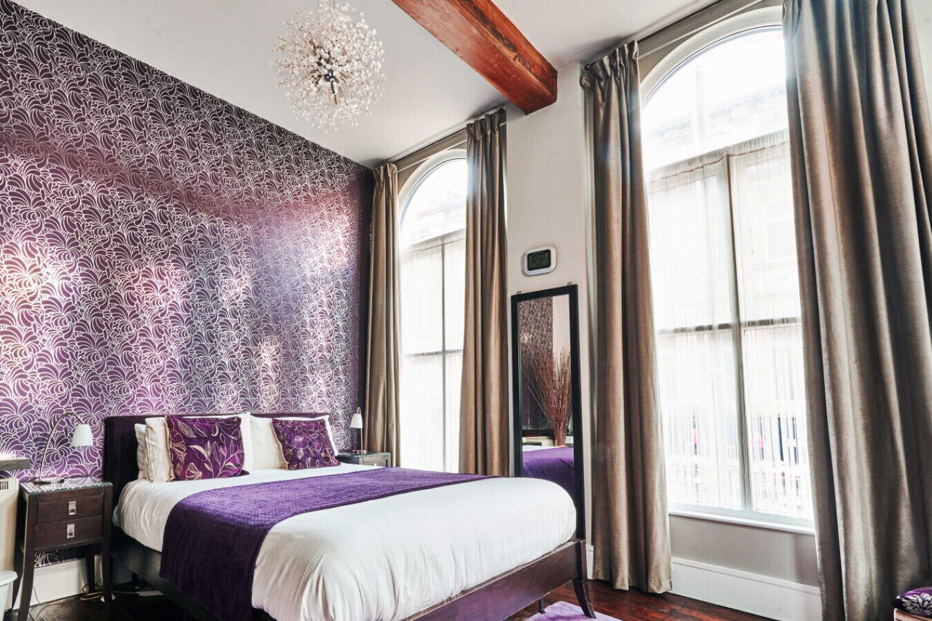 4 間睡房、書桌、熨斗/熨衫板、可攜式嬰兒床