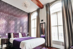 4 habitaciones, escritorio y tabla de planchar con plancha 