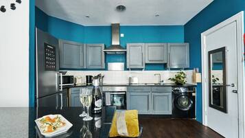 Coffee/tea maker, fridge, microwave, oven