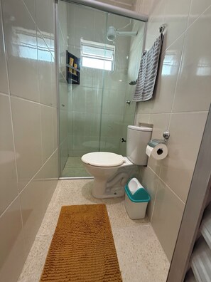 Family Studio, Multiple Beds | Bathroom | Shower, rainfall showerhead, towels, toilet paper - Apart-Norte Flat Belém Aeroporto (Belém)