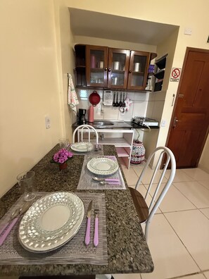 Estudio familiar, varias camas | Cocina privada | Frigorífico grande, microondas, cafetera o tetera y utensilios de cocina