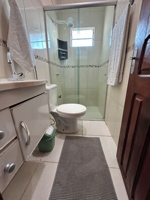 City Room | Bathroom | Free toiletries, towels, soap, shampoo - Apart-Norte Flat Belém Aeroporto (Belém)