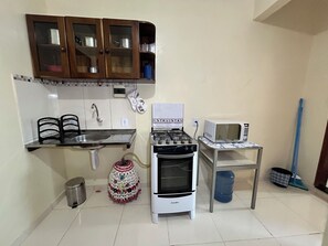 City Room | Private kitchen | Full-size fridge, microwave, cookware/dishes/utensils - Apart-Norte Flat Belém Aeroporto (Belém)