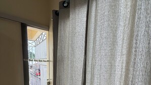 Un couloir avec une porte coulissante donnant sur un espace extérieur.