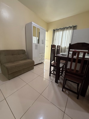 City Apartment | Living area | 32-inch Smart TV with digital channels - Apart-Norte Flat Belém Aeroporto (Belém)