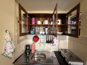 Refrigerador con freezer, microondas, cafetera/tetera