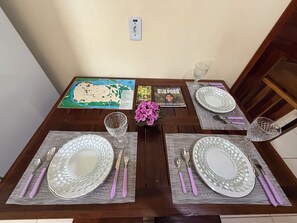 Refrigerador con freezer, microondas, cafetera/tetera