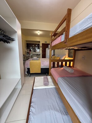 Estudio familiar, varias camas | Wifi gratis y ropa de cama